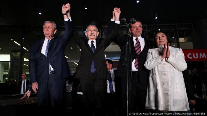 Im Foto ist der Präsidentschaftskandidat der türkischen Oppositionsallianz Kemal Kilicdaroglu in der Mitte. Rechts und links von ihm die Oberbürgermeister von Istanbul und Ankara. Rechts die Ehefrau von Kilicdaroglu. 