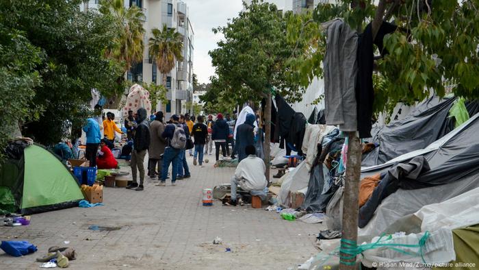 مخيم للمهاجرين المشردين خارج مقر المنظمة الدولية للهجرة في تونس (2/3/2023)