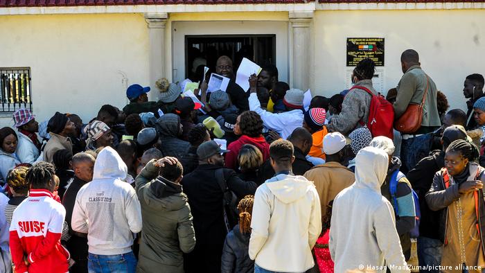 Migranten drängen zum Eingang der Botschaft der Elfenbeinküste in Tunis - sie wollen ihre Ausreise beantragen