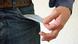Άνδρας δείχνει την άδεια τσέπη του παντελονιού του Άνδρας δείχνει την άδεια τσέπη του παντελονιού του