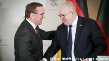 07.03.2023 Boris Pistorius (l, SPD), Bundesminister der Verteidigung, und sein litauischer Amtskollege Arvydas Anusauskas reichen sich nach einer Pressekonferenz die Hände. Thema der Gespräche mit dem Nato-Partner ist der Krieg in der Ukraine.