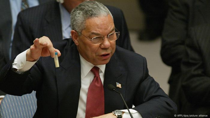 US-Außenminister Colin Powell zeigt ein Gefäß, das, wie er bei seiner Rede im UN-Sicherheitsrat sagte, dazu genutzt werden könne, Anthrax aufzubewahren 