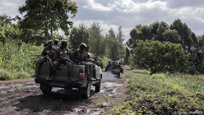 M23-Rebellen verlassen auf Pickups das Rumangabo-Camp, DR Kongo, 06.01.23 (Foto: Guerchom Ndebo / AFP)