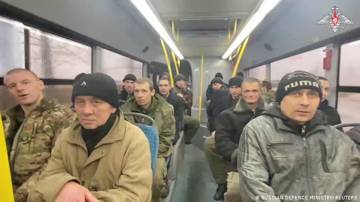 Russische Kämpfer nach ihrer Entlassung aus ukrainischer Kriegsgefangenschaft