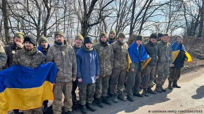 Ukrainische Kämpfer nach ihrer Entlassung aus russischer Kriegsgefangenschaft
