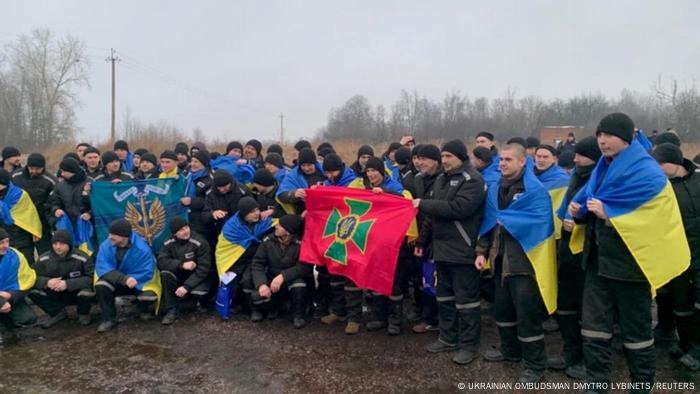 Eine gruppe Männer, viele haben die ukrainische Fahne umgelegt