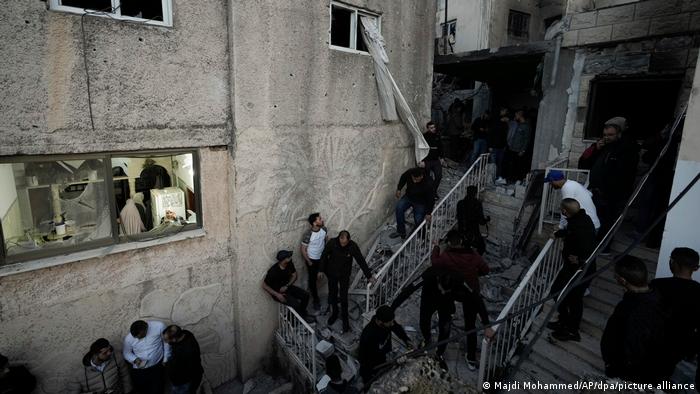 Palästinenser inspizieren ein beschädigtes Gebäude nach einem Einsatz der israelischen Streitkräfte in Dschenin