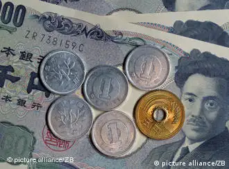 ILLUSTRATION - Japanische Yen-Münzen liegen am Dienstag (24.08.2010) in Schwerin auf einem 1000 Yen Geldschein. Die Börse in Tokio hat infolge des festen Yen deutlich nachgegeben. Der Nikkei-Index für 225 führende Werte sackte unter die psychologisch wichtige Marke von 9000 Punkten. Der Euro notierte am Nachmittag zum Yen leichter bei 107,39-43 Yen nach 108,40-44 Yen am späten Vortag. Foto: Jens Büttner