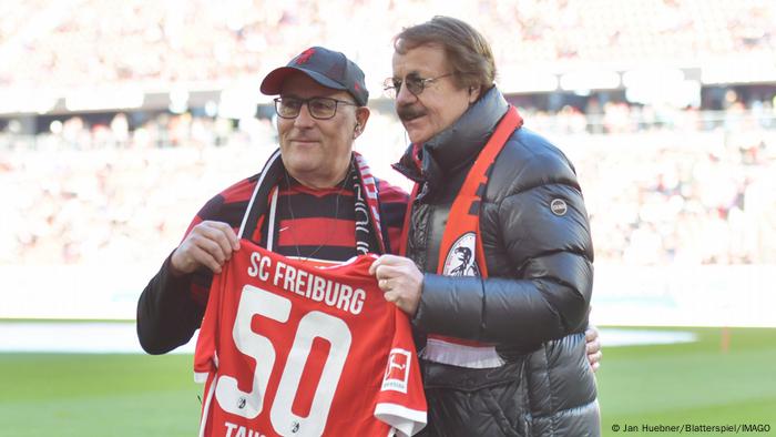  Eberhard Fugmann (r.) und das 50.000. Vereinsmitglied