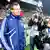 Schalkes Trainer Ralf Rangnick steht am Spielfeldrand und ist von Fotografen umringt (Foto: dpa)