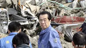 Japan's Prime Minister Naoto Kan, center, inspects the March 11 earthquake and tsunami devastated city of Rikuzentakata, northern Japan Saturday, April 2, 2011. (Foto:Yomiuri Shimbun, Motoki Nakashima/AP/dapd) JAPAN OUT, MANDATORY CREDIT
