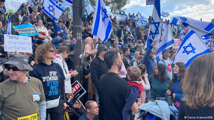 Israelis protestieren fahnenschwenkend gegen die Justizreform 