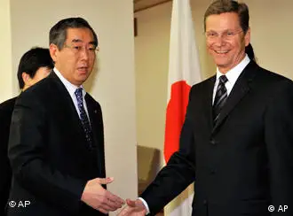 德国外长对日本进行了4小时闪电访问,在东京与日本外相松本刚明会晤.