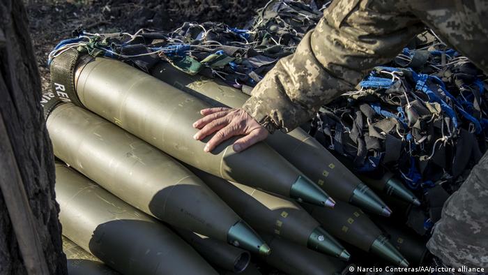 Ukraine | Krieg | Munitionsladungen in Artilleriestellung nahe Bachmut