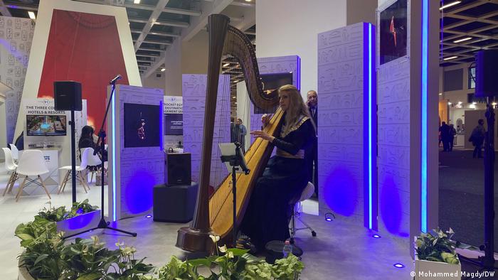 سيدة تعزف على آلة الهارب في الجناح المصري ببورصة السياحة في برلين (8/3/2023)