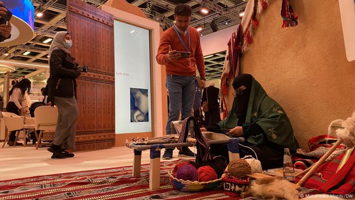 بدرية المطيري تروج لحرفة السدو الشهيرة من مدينة الدرعية السعودية خلال بورصة السياحة الدولية في برلين (8/3/2023)