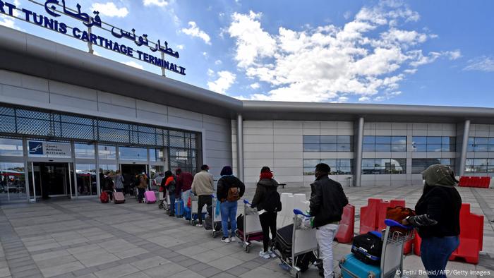 طوابير طويلة في مطار تونس للمهاجرين الفارين بسبب موجة العنف
