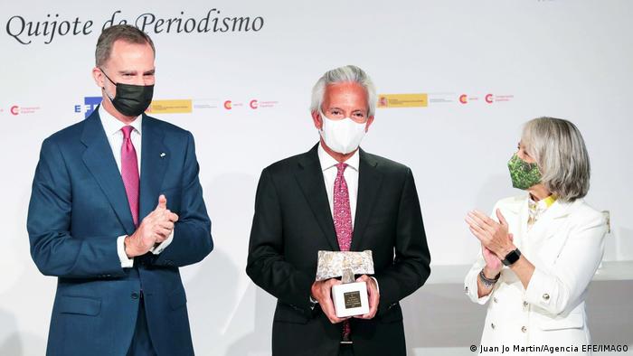 Rubén Zamora Marroquín sostiene el premio entre el rey Felipe VI y la directora de la agencia EFE, Gabriela Cañas, con un letrero detrás del que sólo se lee Quijote del periodismo.