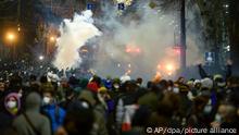 09.03.2023 Rauch und Flammen sind bei Zusammenstößen mit der Polizei vor dem georgischen Parlamentsgebäude zu sehen. Kritiker der Regierung in Georgien haben den zweiten Abend in Folge in der Hauptstadt Tiflis protestiert, die Staatsmacht reagiert mit Härte. Auslöser der Proteste war ein geplantes Gesetz gegen den Einfluss sogenannter ausländischer Agenten. +++ dpa-Bildfunk +++