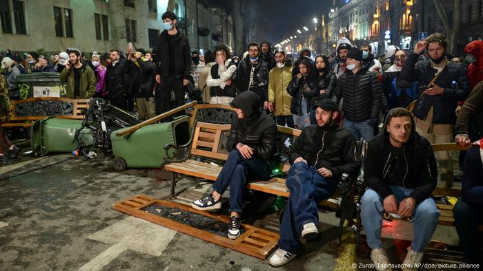 Protestierende in der georgischen Hauptstadt Tiflis haben mit Müllereimern und Parkbänken eine Straßenbarrikade errichtet