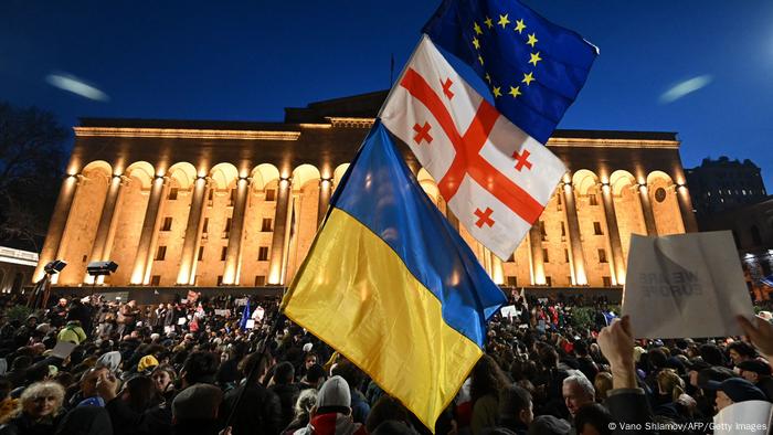 Proteste vor dem georgischen Parlament in Tiflis: Menschen schwenken Fahnen von Georgien, der Ukraine und er EU