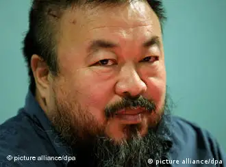 ARCHIV - Ai Weiwei im Haus der Kunst in München (Archivfoto vom 09.10.2009). Der bekannte chinesische Gegenwartskünstler Ai Weiwei ist auf dem Pekinger Flughafen von der Grenzpolizei festgenommen worden. Das berichteten Freunde des Künstlers über den Kurzmitteilungsdienst Twitter. Ai Weiwei habe am Sonntag 03.04.2011 nach Hongkong fliegen wollen. Foto: Tobias Hase +++(c) dpa - Bildfunk+++