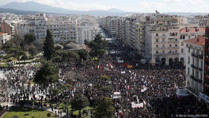 Blick auf eine Demonstration im Zentrum der nordgriechischen Hafenstadt Thessaloniki 