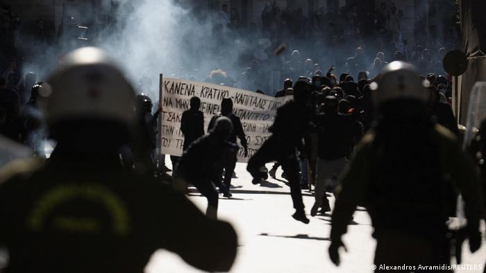 Polizisten mit schwerer Ausrüstung stoßen in Athen auf Demonstranten bei einem Protest gegen die Regierung nach dem Zugunglück von Larissa 