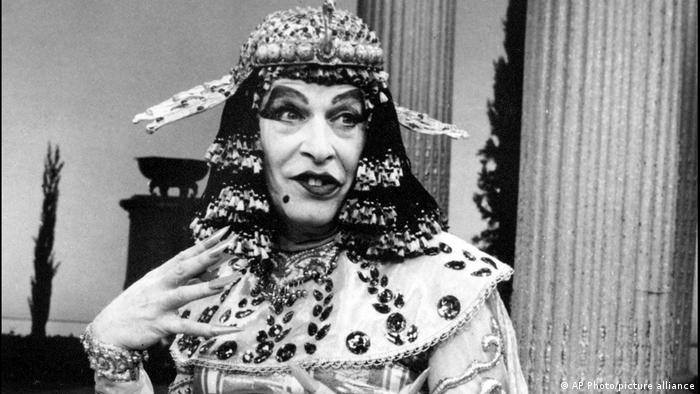 Schauspieler Milton Berle verkleidet als orientalische Frau, Foto von 1962.