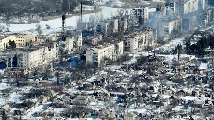 Ein von einer Drohne aufgenommenes Bild zeigt das Ausmaß der Zerstörung der Stadt