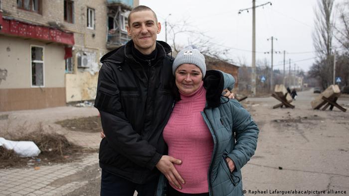Die schwangere Olha und ihr Ehemann Wlad vor einem Luftschutzkeller in Bachmut
