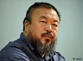 ARCHIV: Der chinesische Kuenstler Ai Weiwei sitzt im Haus der Kunst in Muenchen (Bayern) bei einer Pressekonferenz anlaesslich der Vorbesichtigung seiner Ausstellung So sorry (Foto vom 09.10.09). Aussenminister Guido Westerwelle (FDP) hat mit Sorge auf die Festsetzung des chinesischen Kuenstlers Ai Weiwei in Peking reagiert. Ich appelliere an die chinesische Regierung, dringend fuer Aufklaerung zu sorgen, und erwarte, dass Ai Weiwei umgehend wieder frei kommt, sagte der FDP-Politiker am Montag in Berlin. Westerwelle hatte in den vergangenen Tagen bei einem dreitaegigen Besuch in China fuer mehr Buergerrechte geworben. (zu dapd-Text). Foto: Joerg Koch/dapd