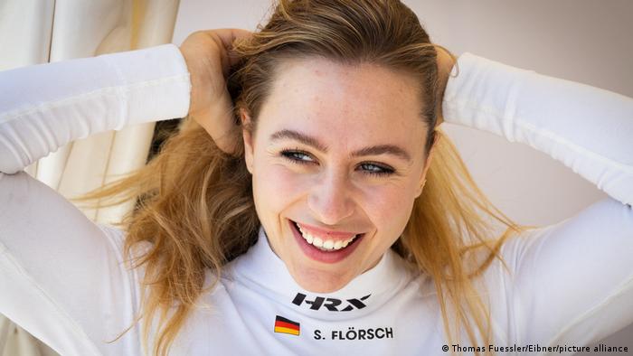 Sophia Flörsch, lächelnd im Renn-Shirt. 