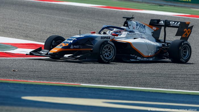 Sophia Flörsch im Formel-3-Rennauto des PHM-Teams beim ersten Saisonrennen in Bahrain