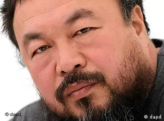 ARCHIV: Der chinesische Kuenstler Ai Weiwei erlaeutert in den Gottschalkhallen in Kassel im Rahmen der documenta 12 sein Projekt Fairytales (Maerchen), bei dem er 1001 Chinesen nach Kassel holt (Foto vom 14.06.07). Aussenminister Guido Westerwelle (FDP) hat mit Sorge auf die Festsetzung des chinesischen Kuenstlers Ai Weiwei in Peking reagiert. Ich appelliere an die chinesische Regierung, dringend fuer Aufklaerung zu sorgen, und erwarte, dass Ai Weiwei umgehend wieder frei kommt, sagte der FDP-Politiker am Montag in Berlin. Westerwelle hatte in den vergangenen Tagen bei einem dreitaegigen Besuch in China fuer mehr Buergerrechte geworben. (zu dapd-Text) Foto: Thomas Lohnes/dapd
