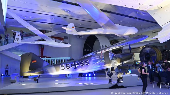 Un avión y un dron en el Deutsches Museum de Múnich.