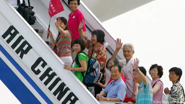 台湾指中方仍不开放中国团客来台。图为中国观光客在2008年搭机前往台湾旅游（资料照）