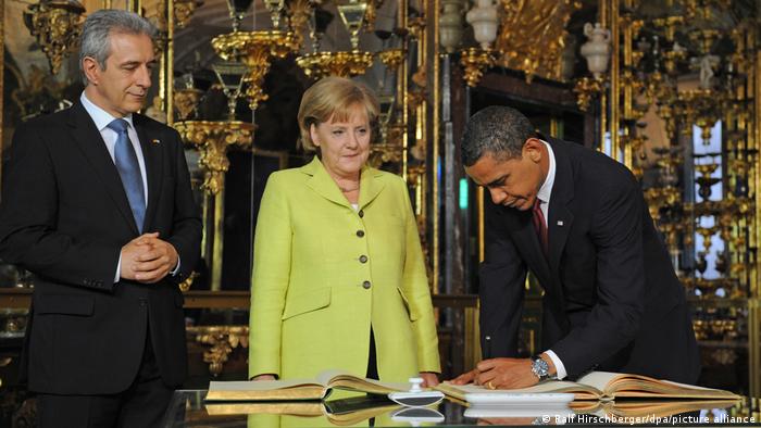 El presidente estadounidense Barack Obama firma el Libro de Oro de Dresde.