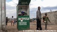  Kenia, Nairobi | Mobiles Bezahlsystem M-PESA: M-PESA-Kontaktstelle (Blechkabine) auf belebter Straße im Kibera-Slum (Foto: Donwilson Odhiambo/ZUMA/IMAGO)