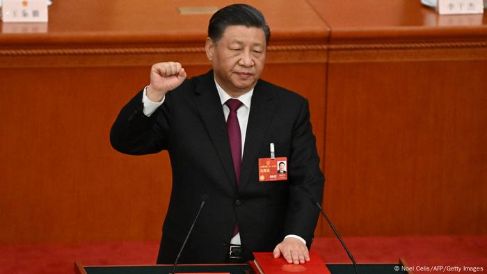图为习近平于今年两会上三度连任中国国家主席。