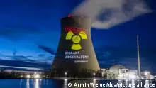09.03.2023+++ Niederaichbach - Greenpeace-Aktivisten projizieren eine abgelaufene HU-Plakette auf den Kühlturm am Kernkraftwerk Isar 2. Mit ihrer Aktion machen die Aktiven darauf aufmerksam, dass für drei Atomkraftwerke 2019 eine Sicherheitsprüfung fällig gewesen wäre, die bis heute ausgeblieben ist.