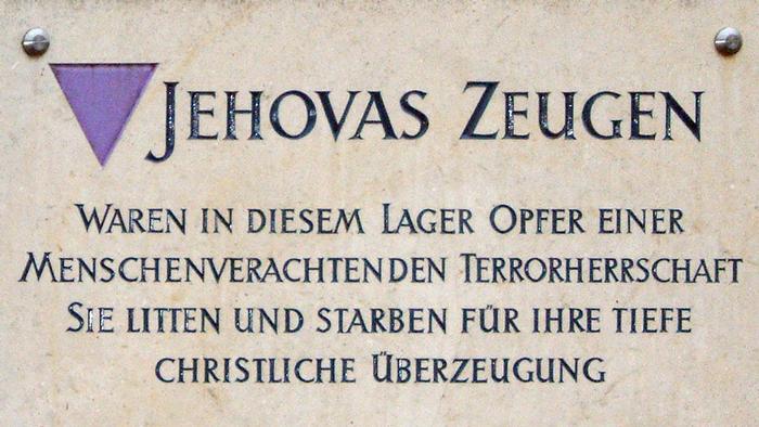 Placa conmemorativa de los Testigos de Jehová asesinados en el antiguo campo de concentración de Mauthausen, en Austria.
