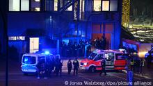 Polizisten und Helfer sind in Hamburg im Einsatz. Bei Schüssen in einer Hamburger Kirche sind am Donnerstagabend mehrere Menschen getötet und einige Personen verletzt worden. +++ dpa-Bildfunk +++