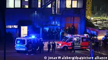 Polizisten und Helfer sind in Hamburg im Einsatz. Bei Schüssen in einer Hamburger Kirche sind am Donnerstagabend mehrere Menschen getötet und einige Personen verletzt worden. +++ dpa-Bildfunk +++
