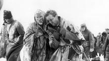 Eine Szene des Films Hunde, wollt ihr ewig leben? vom März 1959, in der die Hauptdarsteller Joachim Hansen (r) und Peter Carsten (l) als Kriegsgefangene auf dem Elendszug aus dem Inferno von Stalingrad in die Lager in Sibirien unterwegs sind. 90.000 Mann mussten so durch den eisigen Winter Russlands in eine dunkle Zukunft ziehen und nur 6000 kehrten nach Jahren in die Heimat zurück. Der Dokumentarfilm über den Untergang der 6. Armee in Stalingrad wird unter der Regie von Frank Wisbar gedreht. Er basiert auf dem gleichnamigen Roman und dem Bericht Stalingrad bis zur letzten Patrone sowie den Gesammelten Briefen aus Stalingrad. Die Hauptrolle des Oberleutnants Wiese hat Joachim Hansen übernommen, den Feldmarschall Paulus spielt Wilhelm Borchert. +++(c) dpa - Report+++