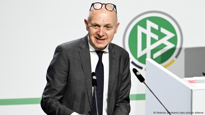 DFB-Präsident Bernd Neundorf spricht auf einer Pressekonferenz