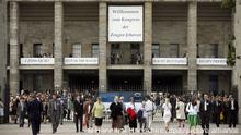 Mitglieder der Religionsgemeinschaft Zeugen Jehovas besuchen einen Internationalen Kongress im Berliner Olympiastadion, aufgenommen am 10.07.2009. Rund 50 000 Mitglieder versammeln sich in Berlin zu einem mehrtägigen Kongress. Die Großveranstaltung, die unter dem Leitsatz Wacht beständig! steht, wird parallel auch in Hamburg, Dortmund und München abgehalten. Foto: Hannibal dpa +++(c) dpa - Report+++