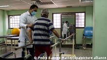 Der 78-jährige Eduardo Ortiz (l) macht Übungen mit Fachkräften eines von der Regierung betriebenen Reha-Zentrums für Covid-19-Patienten. Venezuela hat eine erste Lieferung des russischen Corona-Impfstoffs Sputnik V erhalten und sie an Mitarbeitern des Gesundheitswesens verabreicht. Laut offiziellen Angaben haben sich im südamerikanischen Land bei einer Bevölkerung von mehr als 28 Millionen Einwohnern 137.871 Menschen mit Covid-19 infiziert.