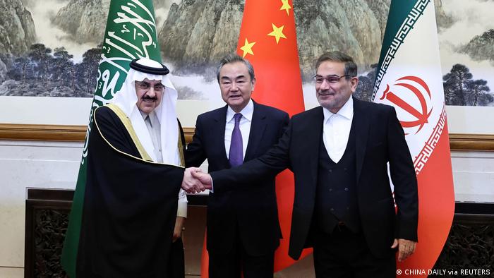 Der chinesische Außenminister Wang Yi, der saudische Sicherheitsberater Musaad bin Mohammed al Aiban (l.) und der Sekretär des iranischen Nationalen Sicherheitsrats, Ali Shamkhani (r.) verkünden in Peking die saudisch-iranische Wiederannäherung 