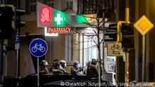 Spezialeinsatzkräfte der Polizei stürmen eine Apotheke, in der es zu einer mutmaßlichen Geiselnahme gekommen war. Die Geiselnahme in Karlsruhe ist beendet. Die Einsatzkräfte hätten die Apotheke betreten und einen Tatverdächtigen festgenommen, teilte die Polizei mit. Nach ersten Erkenntnissen wurde niemand verletzt. +++ dpa-Bildfunk +++